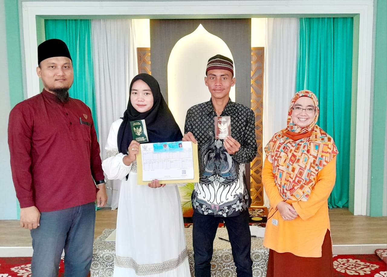 Pelayanan Pelangi Pasutri di Desa Sekar Biru penyerahan dokumen kependudukan bagi penganten baru kerjasama dengan Kantor KUA Kec Parittiga Hari Jum'at Tanggal 5 Januari 2024