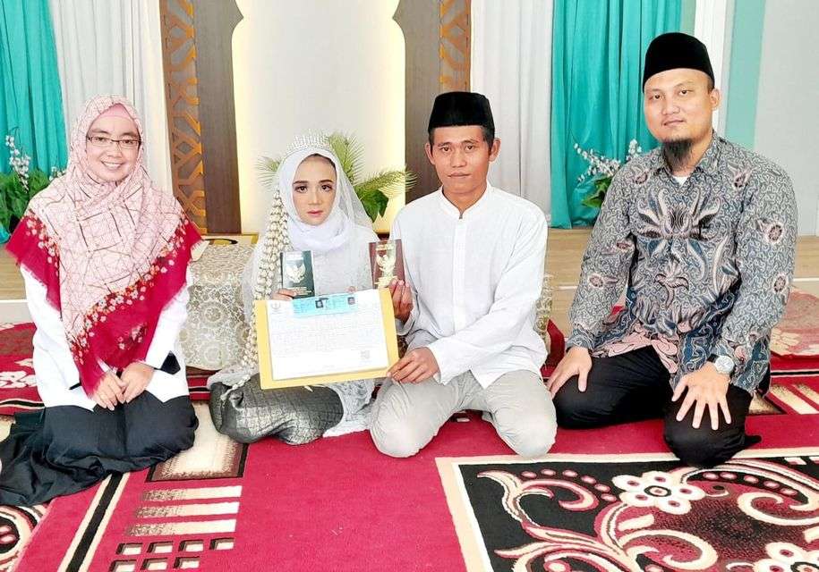 Penyerahan Dokumen Kependudukan KK dan KTP-EL kepada pengantin secara langsung di desa Puput Paritiga, dalam rangka Pelayanan Terintegrasi Bagi Pasangan Suami Istri (PELANGI PASUTRI). Rabu, 6 Desember