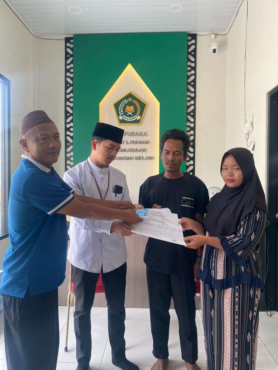 Penyerahan Dokumen Kependudukan KK dan KTP-EL kepada pengantin secara langsung di KUA Kelapa dalam rangka Pelayanan Terintegrasi Bagi Pasangan Suami Istri (PELANGI PASUTRI). Jumat, 18 September 2026 