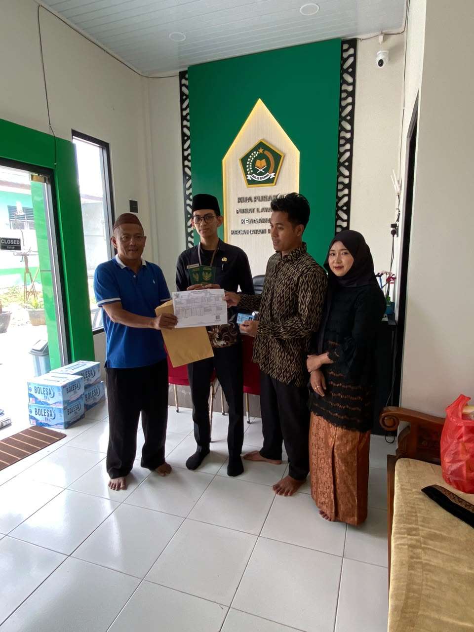 Penyerahan Dokumen Kependudukan KK dan KTP-EL kepada pengantin secara langsung di KUA Kelapa dalam rangka Pelayanan Terintegrasi Bagi Pasangan Suami Istri (PELANGI PASUTRI). Jumat, 11 September 2026 