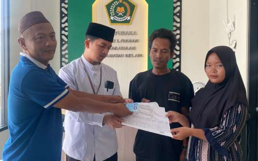 Penyerahan Dokumen Kependudukan KK dan KTP-EL kepada pengantin secara langsung di KUA Kelapa dalam rangka Pelayanan Terintegrasi Bagi Pasangan Suami Istri (PELANGI PASUTRI). Jumat, 18 September 2026 