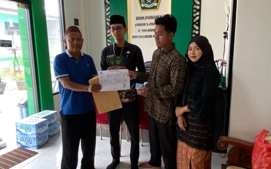 Penyerahan Dokumen Kependudukan KK dan KTP-EL kepada pengantin secara langsung di KUA Kelapa dalam rangka Pelayanan Terintegrasi Bagi Pasangan Suami Istri (PELANGI PASUTRI). Jumat, 11 September 2026 